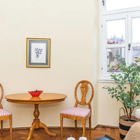 Within Ancient Walls Daire *