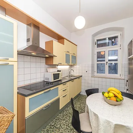 Lejlighed Within Ancient Walls